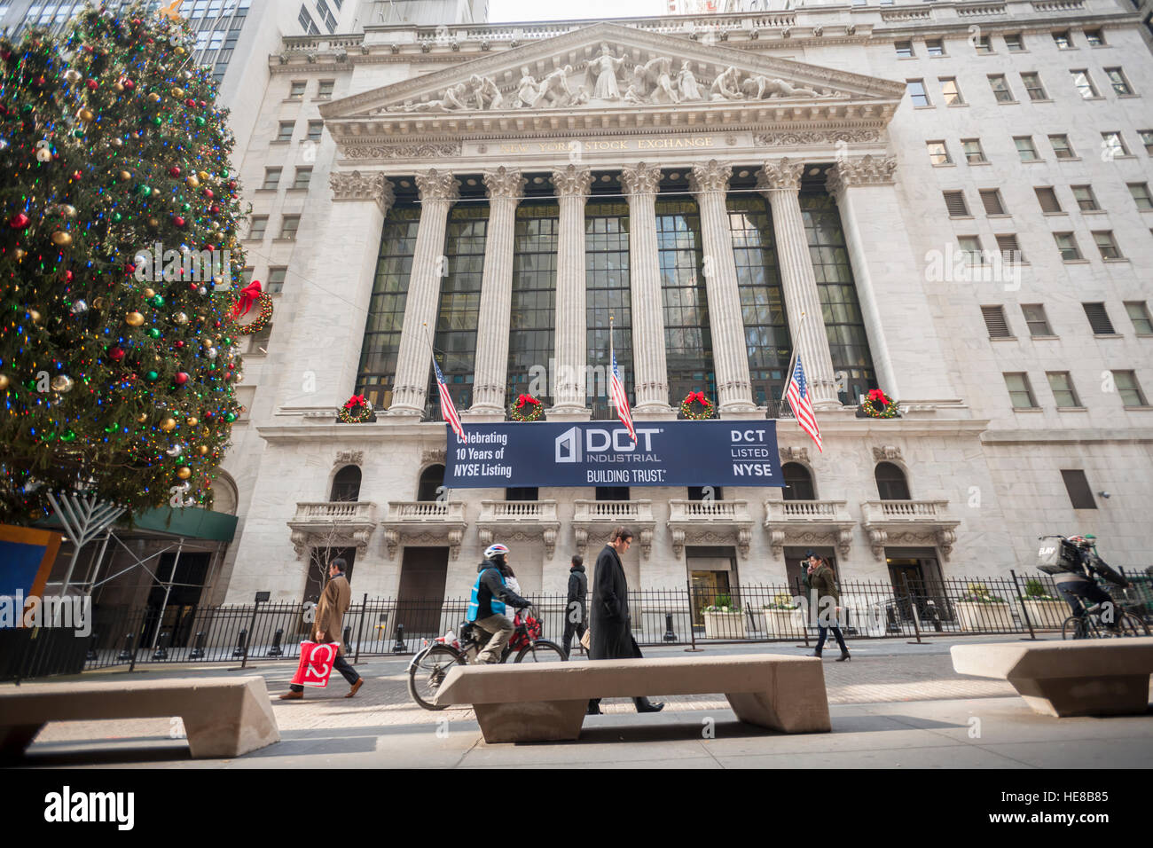 La parte anteriore del New York Stock Exchange su Martedì, 13 dicembre 2016 con il loro albero di Natale e la facciata decorata con ghirlande. Il Dow Jones Industrial Average ha avvicinato 20.000 come investitori nel pieno del 'Trumphoria' speculare su una Federal Reserve tasso di aumento. (© Richard B. Levine) Foto Stock