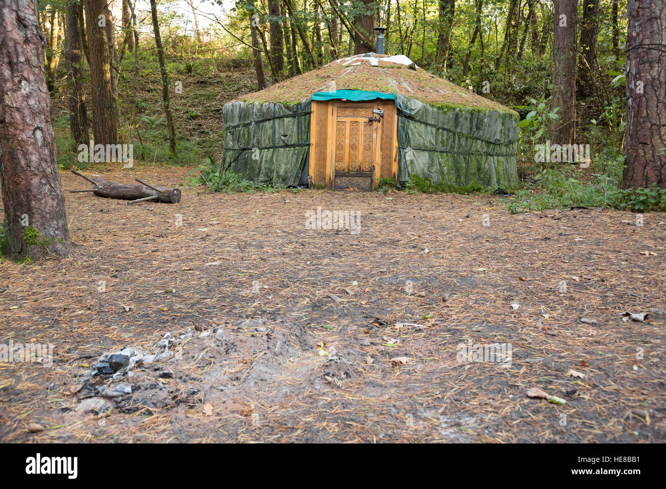 Yurta ger nel bosco con il vecchio campo di fuoco Foto Stock