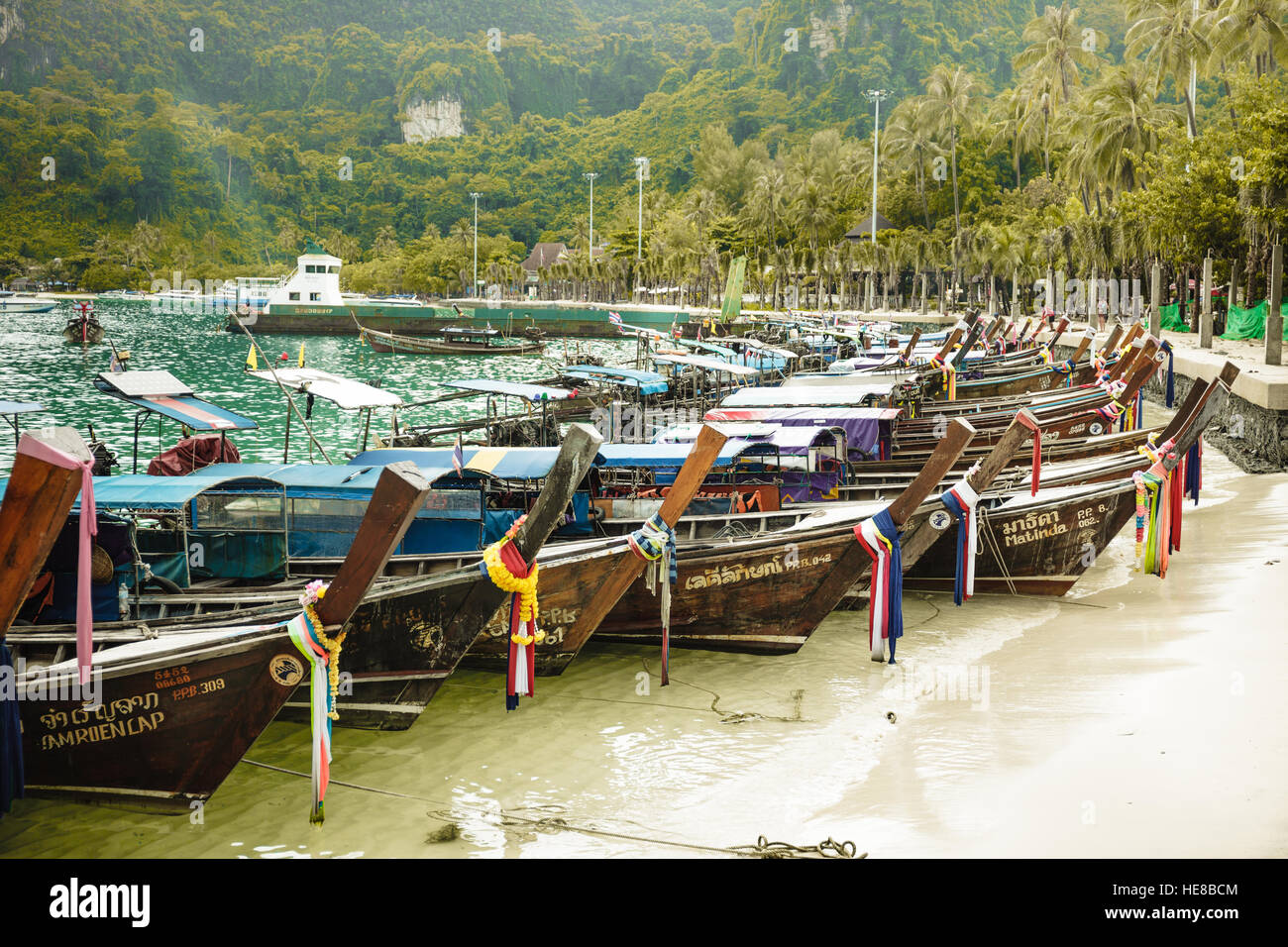 Colorate barche di fishermens sulla spiaggia in Thailandia provincia Foto Stock