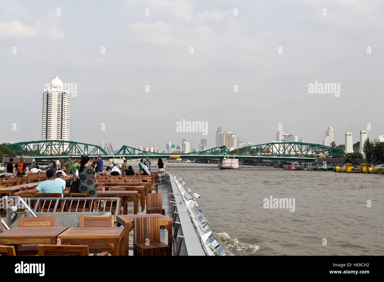 Le persone a bordo di un battello da crociera approching il Phra Phuttayotfa Bridge o il Memorial Bridge, un ponte mobile al di sopra del Fiume Chao Phraya a Bangkok Foto Stock