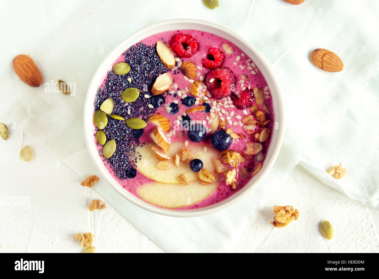 Ciotola frullato con frutti di bosco freschi, noci, semi e cereali fatti in casa per una sana prima colazione Foto Stock