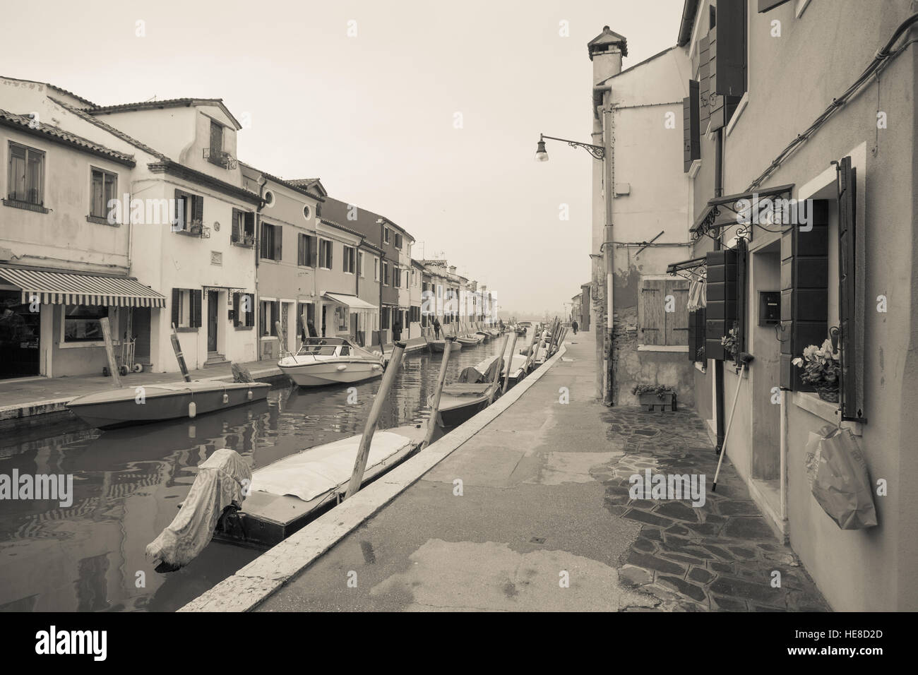 Venezia, Italia - Febbraio 09, 2016: vista sul case colorate da una strada secondaria di isola di Burano durante un nuvoloso giorno di inverno Foto Stock