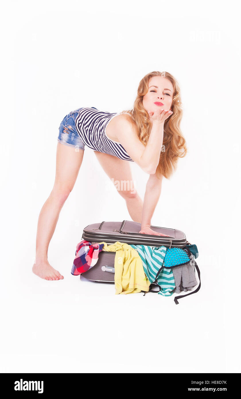 La donna si chiude una valigia piena di vestiti, studio Foto Stock