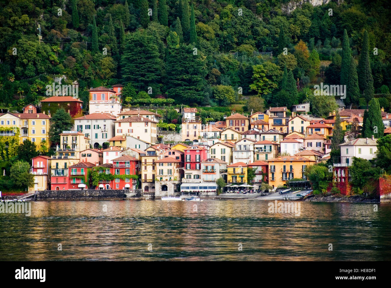 Vista di Varenna, Lago di Como, Italia, Europa. Varenna è un comune sul Lago di Como in provincia di Lecco in Italia la Regione Lombardia. Foto Stock