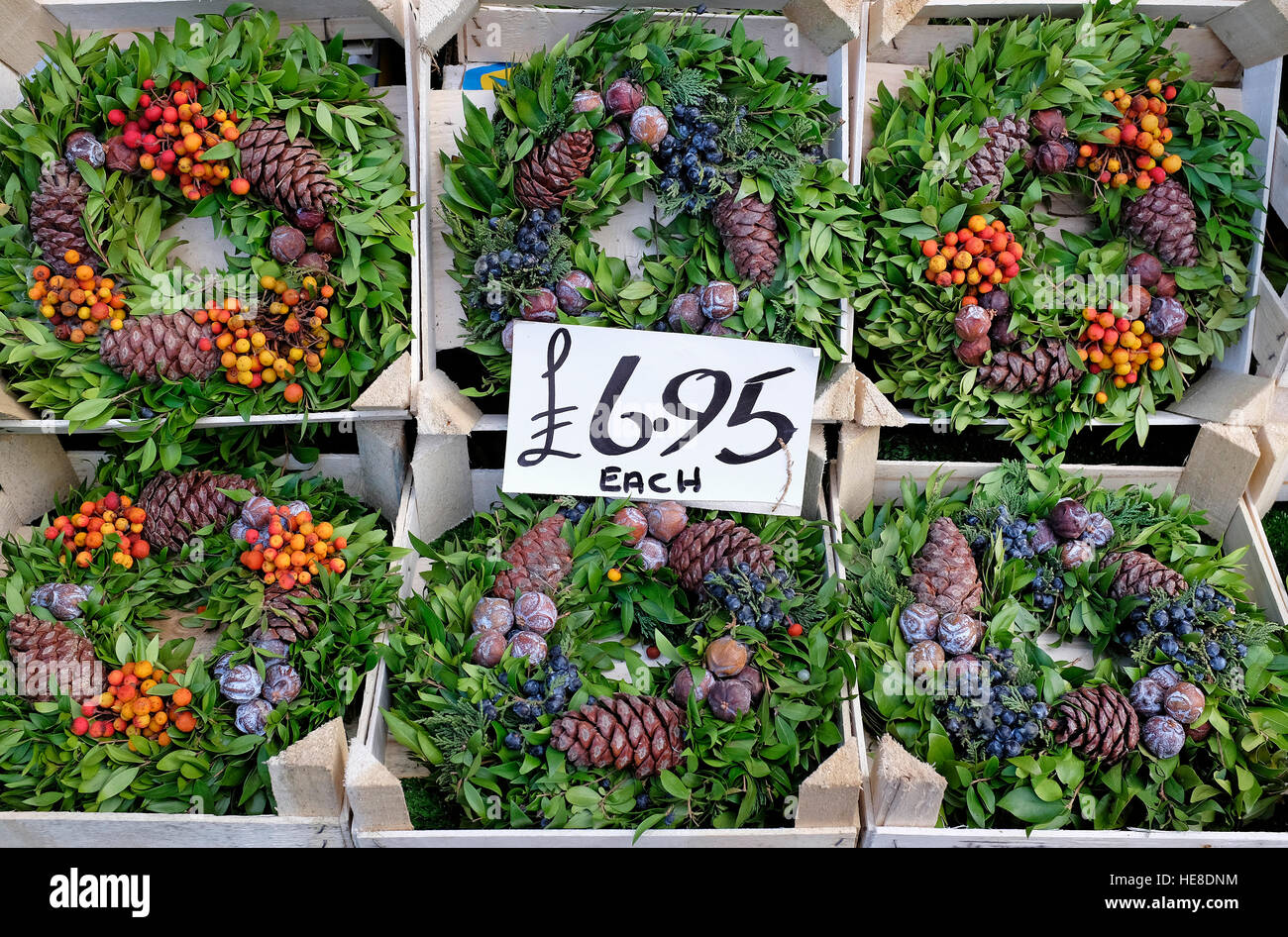 Natale ghirlande fuori fruttivendolo shop, Norfolk, Inghilterra Foto Stock