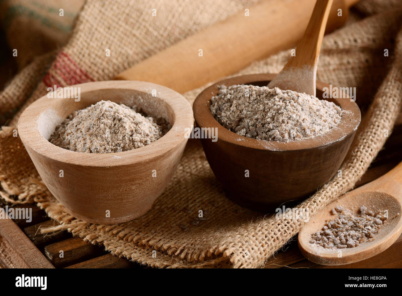 Farina di grano saraceno nella ciotola di legno sul tavolo Foto Stock