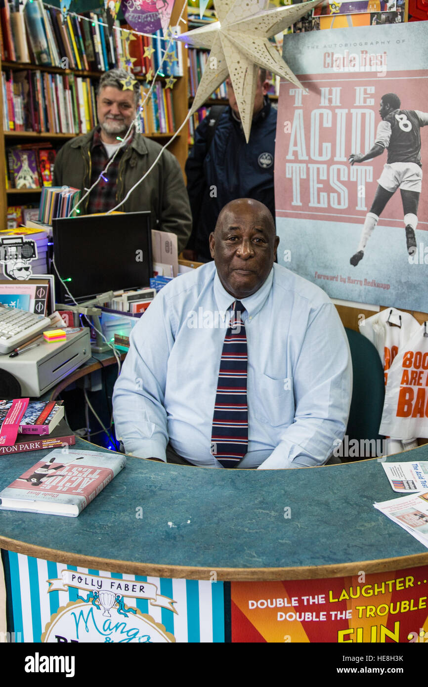 Londra, Regno Unito. 17 dicembre, 2016. Clyde Best, calcio inglese il pionieristico riscontro nero, segni la sua autobiografia in Upton Park. Foto Stock