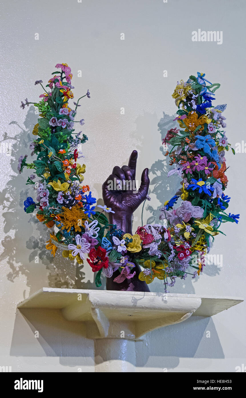 Nick Cave, 'disarmati," 2016 (parte dell'installazione 'fino al " presso il Mass MoCA) fusione di bronzo, metallo, vintage fiori di perline. Foto Stock