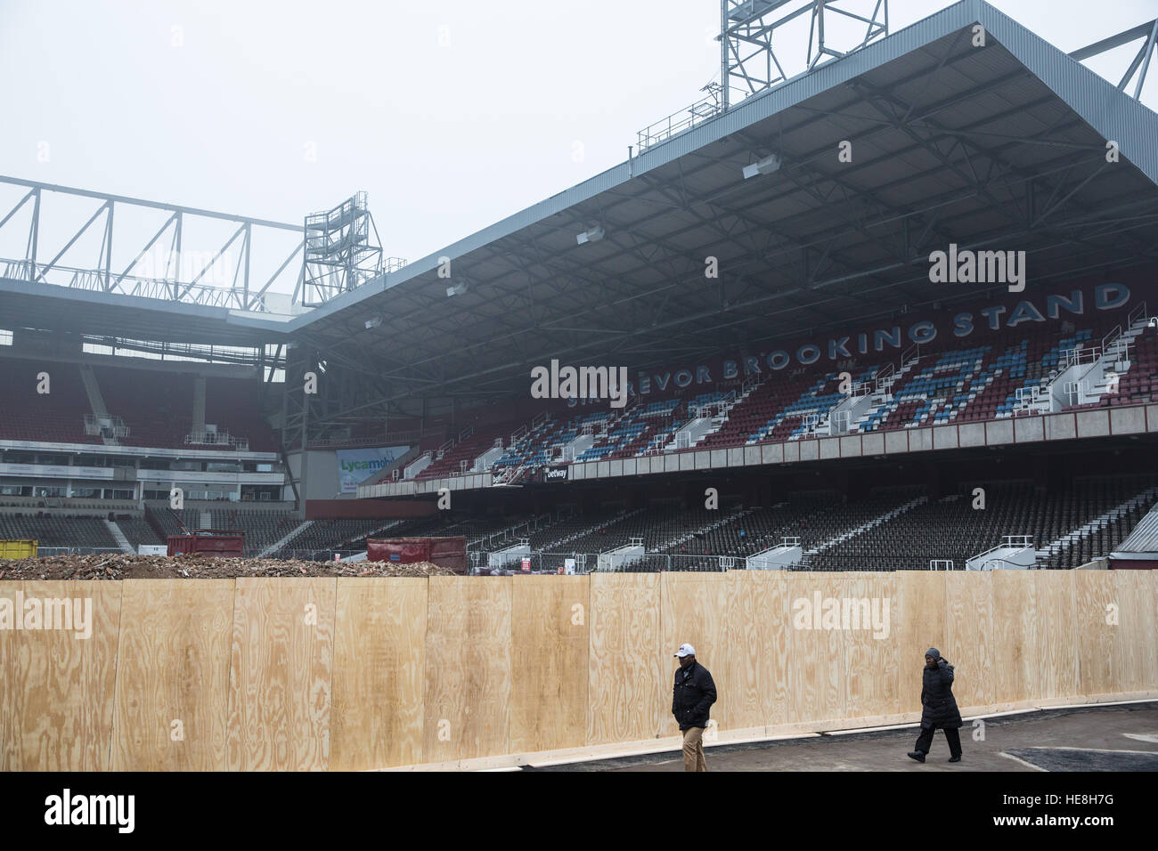 Londra, Regno Unito. 17 dicembre, 2016. La East Stand al West Ham United dell ex Boleyn Ground di Upton Park ora è stata demolita. Foto Stock