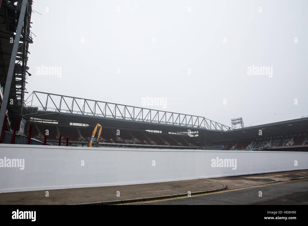 Londra, Regno Unito. 17 dicembre, 2016. La East Stand al West Ham United dell ex Boleyn Ground di Upton Park ora è stata demolita. Foto Stock