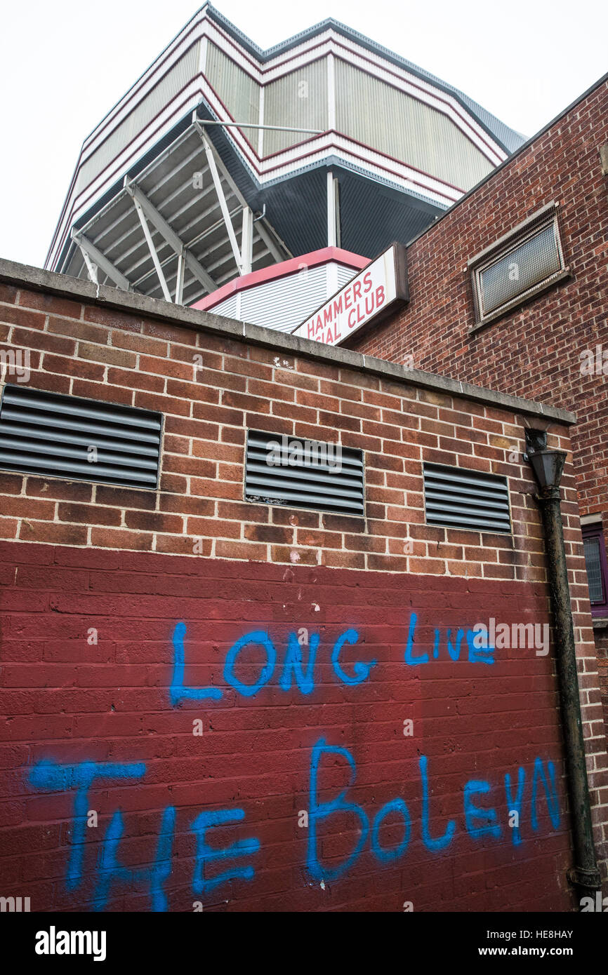 Londra, Regno Unito. 17 dicembre, 2016. Graffiti al di fuori del West Ham United dell ex Boleyn Ground Stadium di Upton Park. Foto Stock