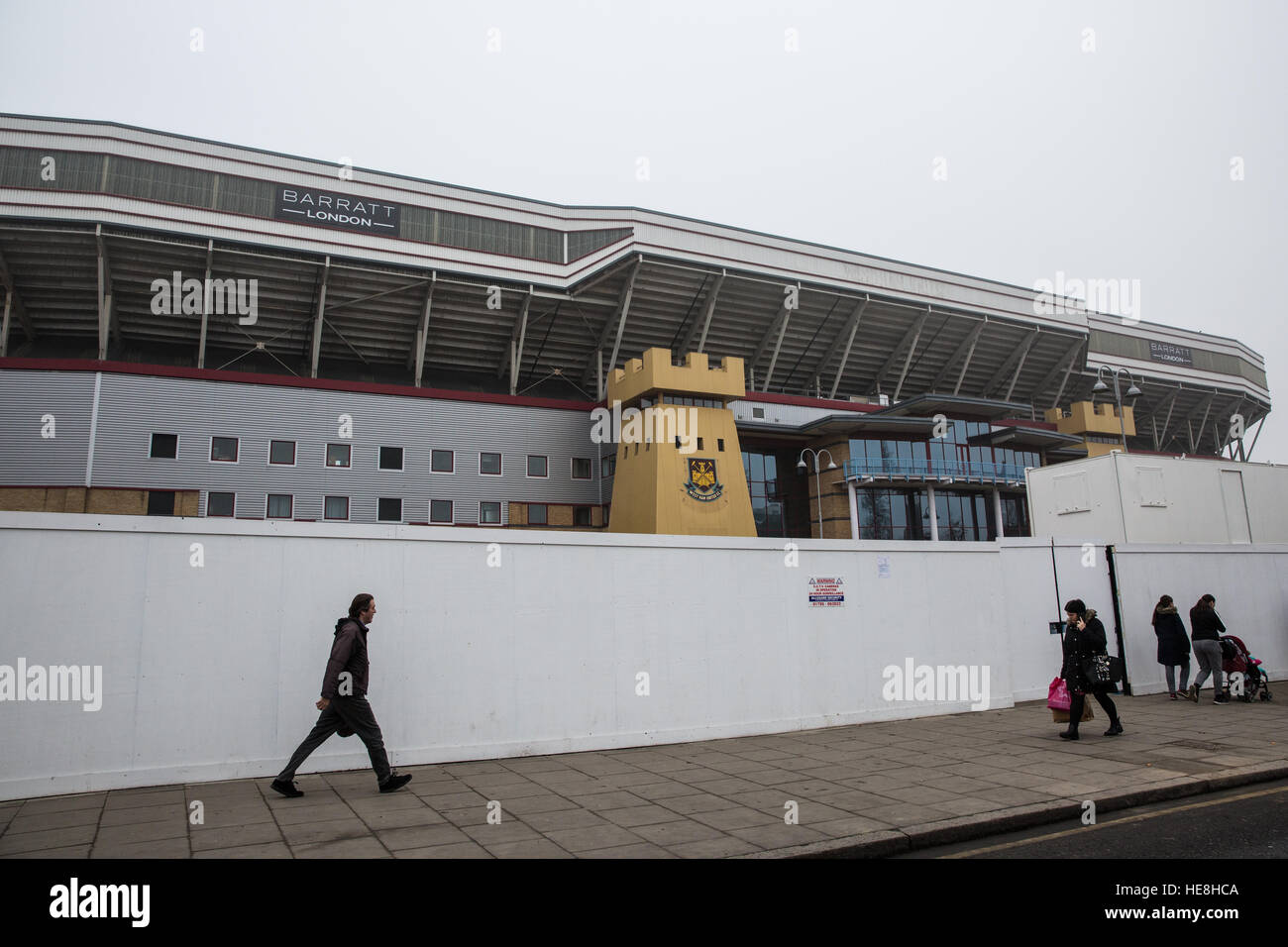 Londra, Regno Unito. 17 dicembre, 2016. Recinzioni e Barratt segni al West Ham United dell ex Boleyn Ground Stadium di Upton Park. Foto Stock