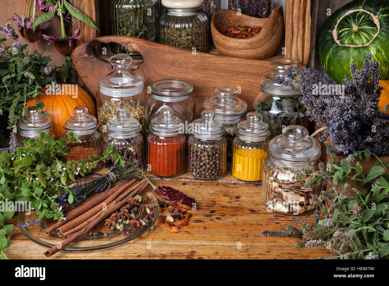 Le erbe aromatiche essiccate e le spezie Foto Stock