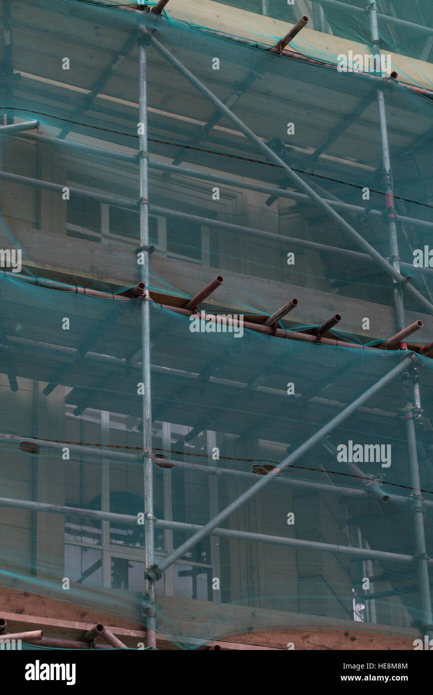 Ponteggio struttura di telaio su alto edificio sulla strada urbana Foto Stock