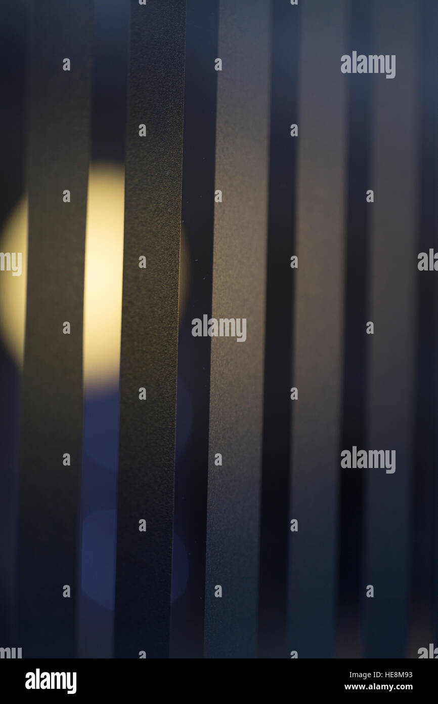Vetro rigato con bokeh sfere di illuminazione in blu, grigio e nero Foto Stock