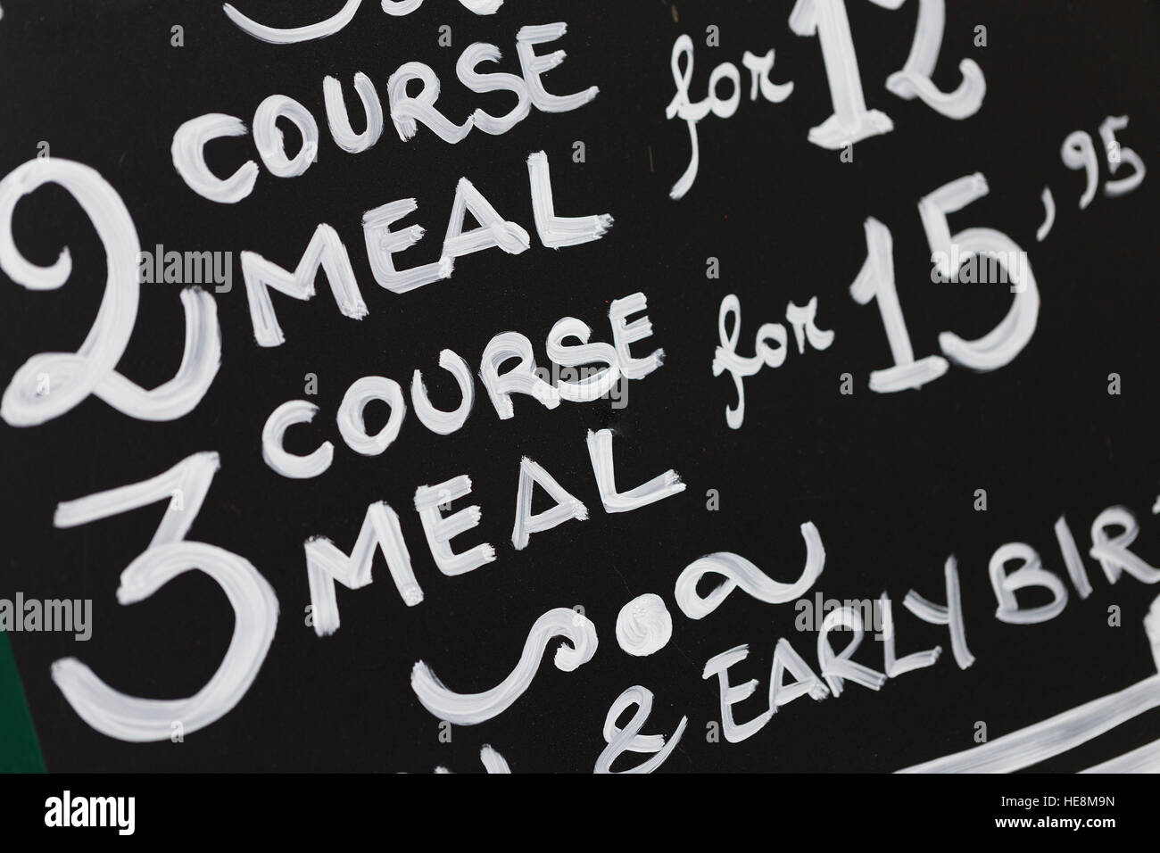 Nero lavagna menu scritti a mano con scrittura in bianco che mostra il cibo e pasto offre Foto Stock