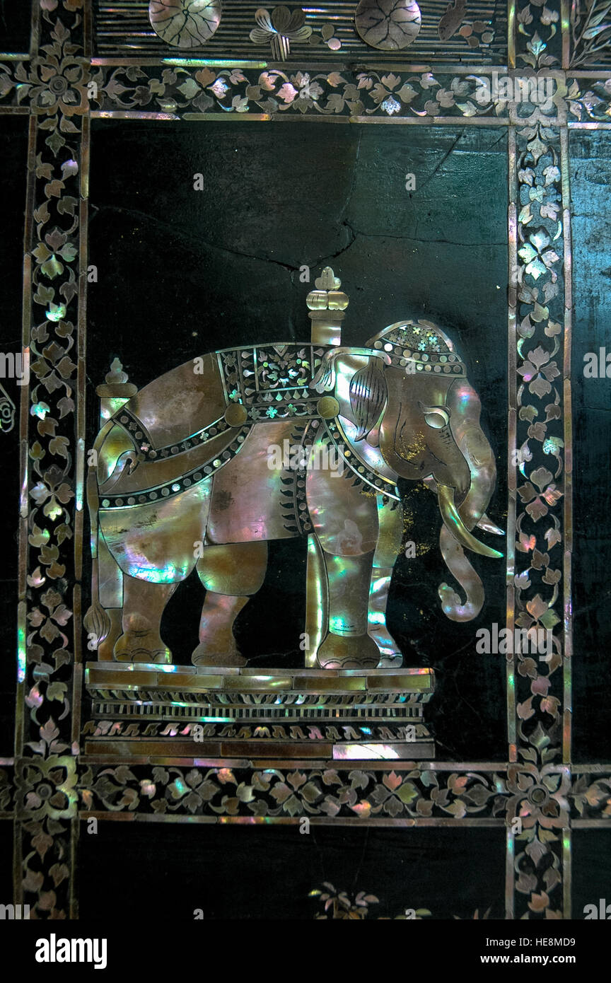 Dettaglio della bella piedi del Buddha reclinato al Wat Pho a Bangkok, in Thailandia Foto Stock