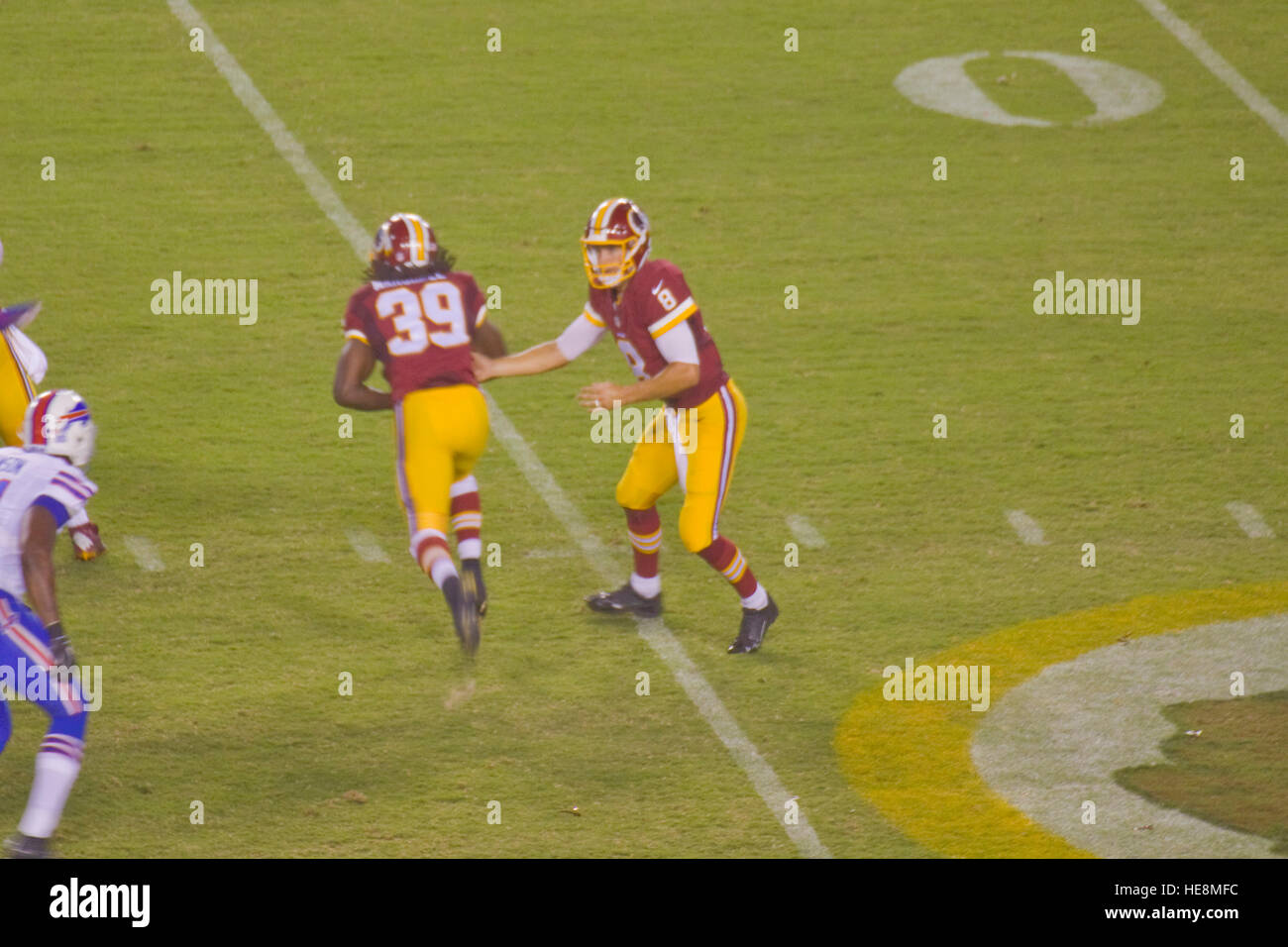 Washington pellerossa il quarterback Kirk cugini passando il calcio per la sicurezza Donte Whitner, sr. Foto Stock