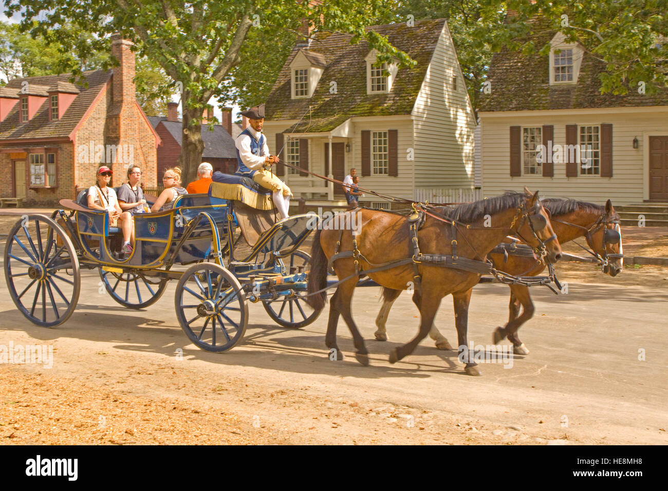 Colonial coachman guidando un cavallo di annegare il trasporto all' interno della storica coloniale Williamsburg Virginia Street. Foto Stock