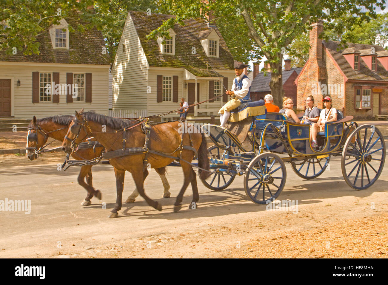 Colonial coachman guidando un cavallo di annegare il trasporto all' interno della storica coloniale Williamsburg Virginia Street. Foto Stock