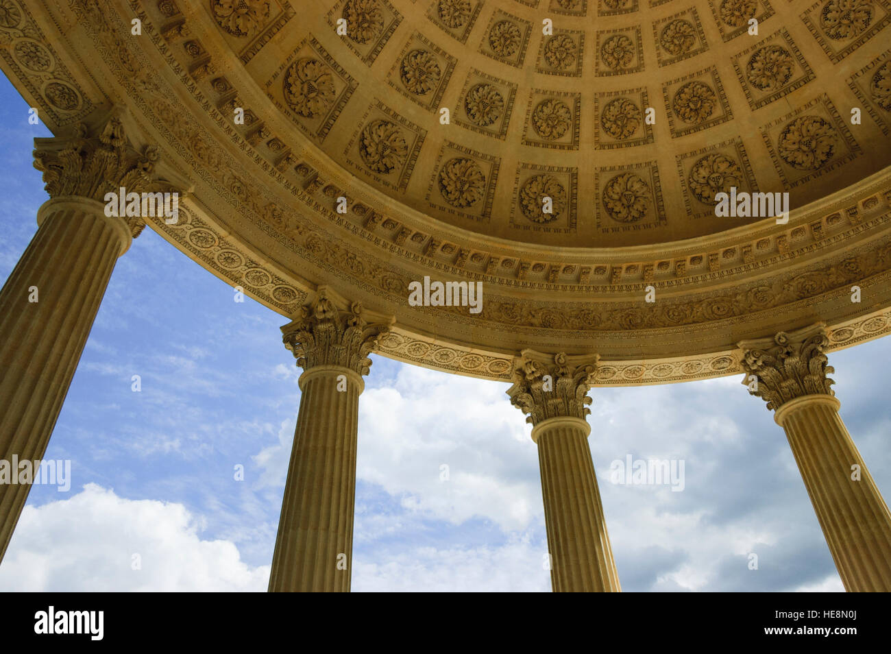 Cupola del tempio di amore / Temple de l'Amour in Marie-Antoniette's Estate a Versailles, Francia. Foto Stock