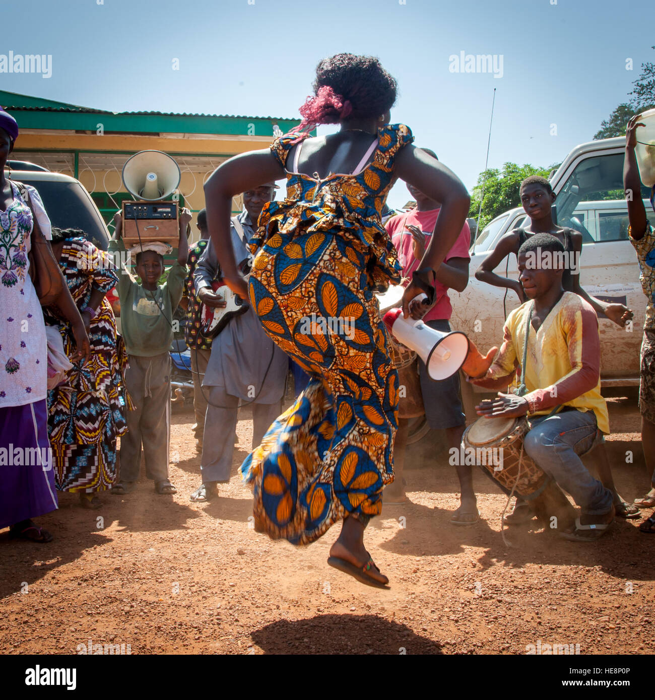 Ballerino di danza africana con musicisti in Kabala, Sierra Leone Foto Stock