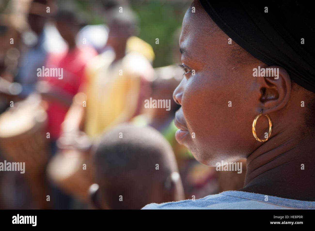 Ballerino di danza africana con musicisti in Kabala, Sierra Leone Foto Stock