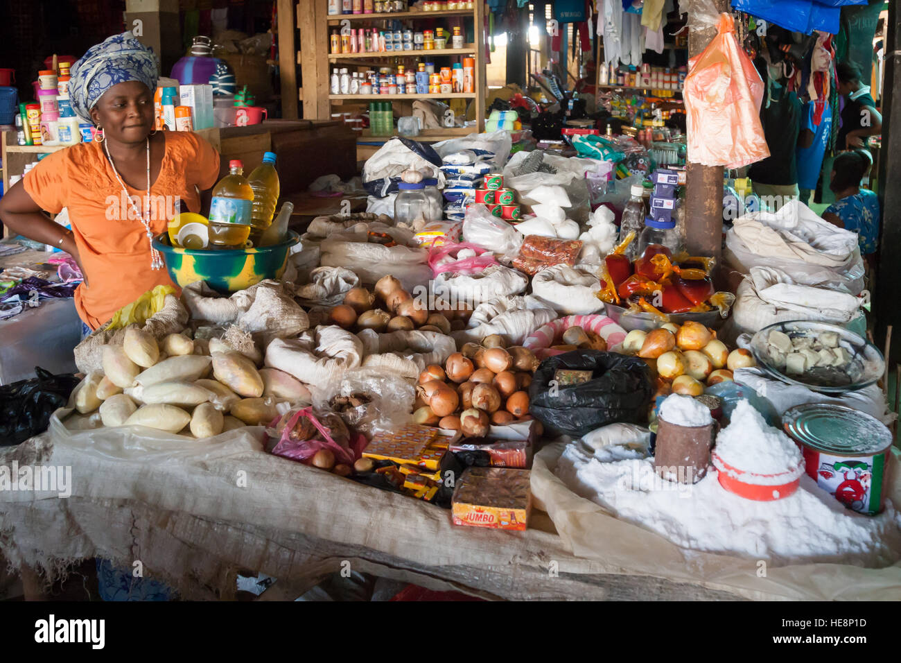 Spezie e altri prodotti alimentari sul mercato a Kabala, Sierra Leone. Come tutti i prodotti alimentari, le spezie in Sierra Leone sono vendute in piccole porzioni. Lo stoccaggio interno non è comune Foto Stock