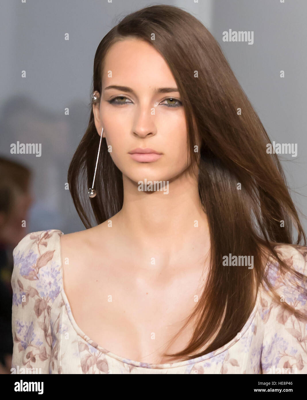 NEW YORK, NY - Settembre 09, 2016: un modello passeggiate la pista al Zimmermann Primavera Estate 2017 fashion show durante NYFW Foto Stock