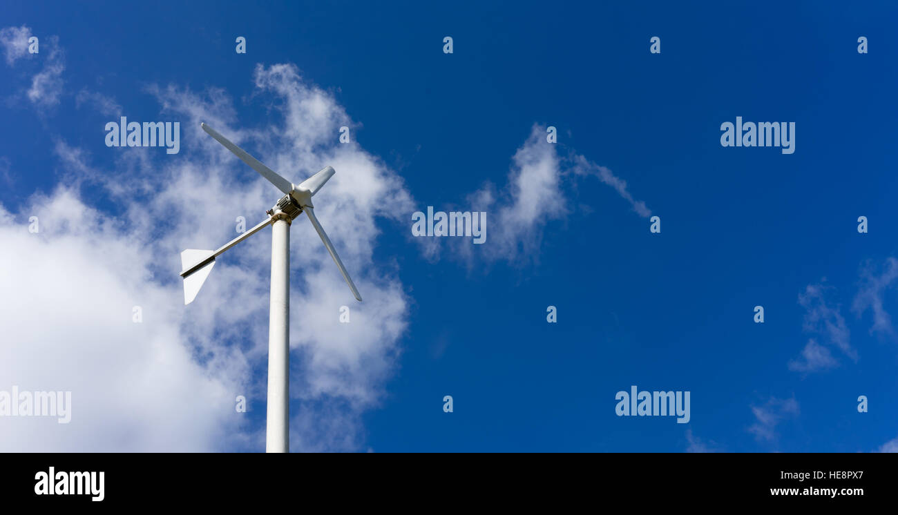 Mulino a vento con l'azzurro del cielo e del cloud, energia pulita Foto Stock