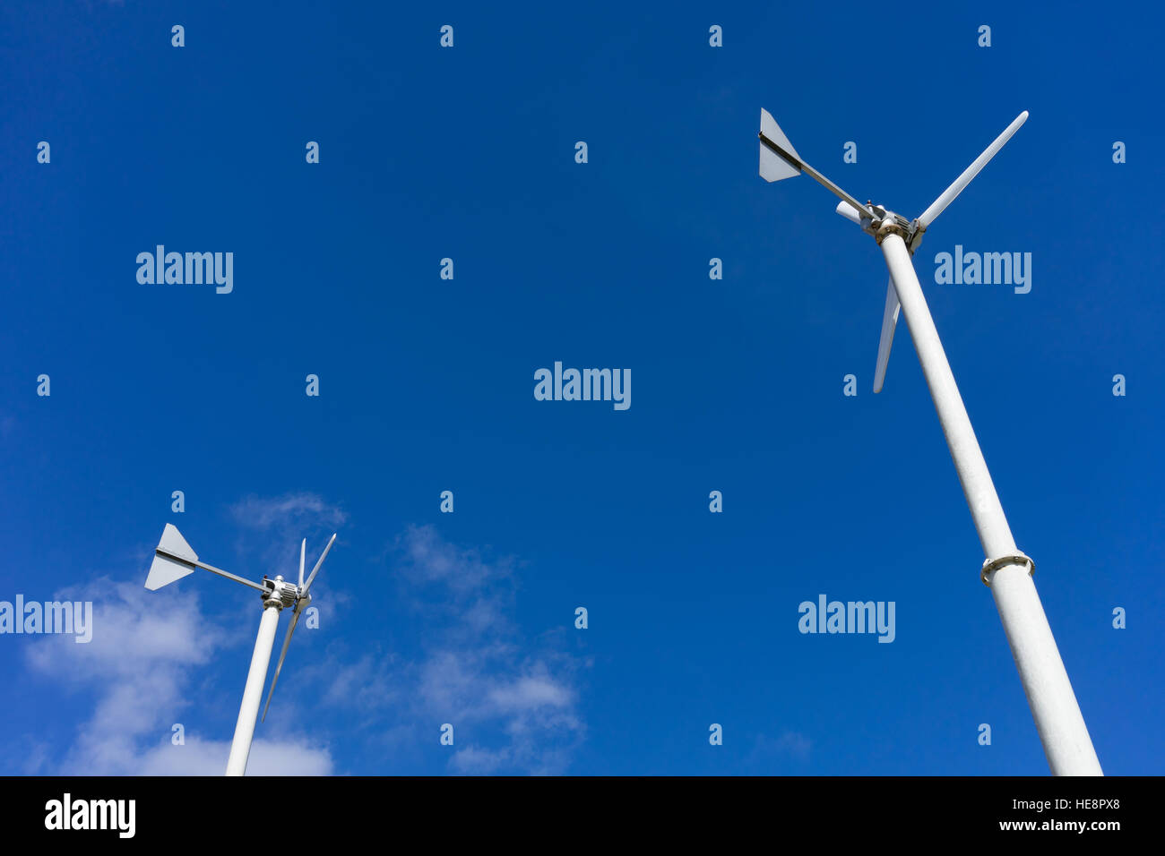 Mulino a vento con l'azzurro del cielo e del cloud, energia pulita Foto Stock