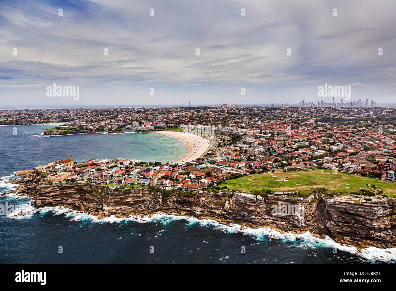 Vista aerea di Sydney Bondi Beach e sobborghi orientali scogliere verso la città CBD da elicottero sulla soleggiata giornata estiva. Foto Stock