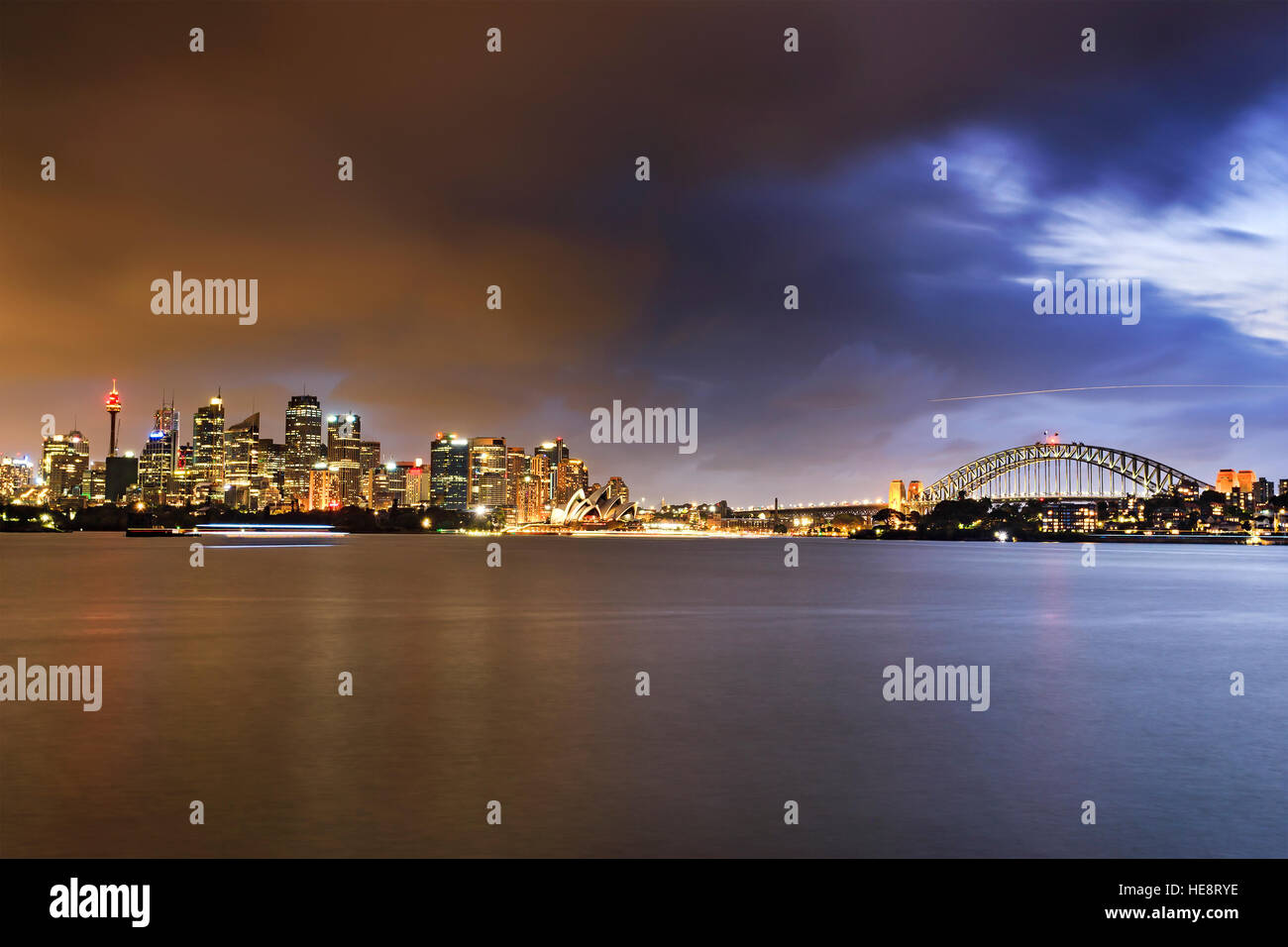 Giorno 2 notte la luce del tramonto di transizione oltre la città di Sydney CBD landmarks, Harbour Bridge e il porto da Cremorne Point. Foto Stock