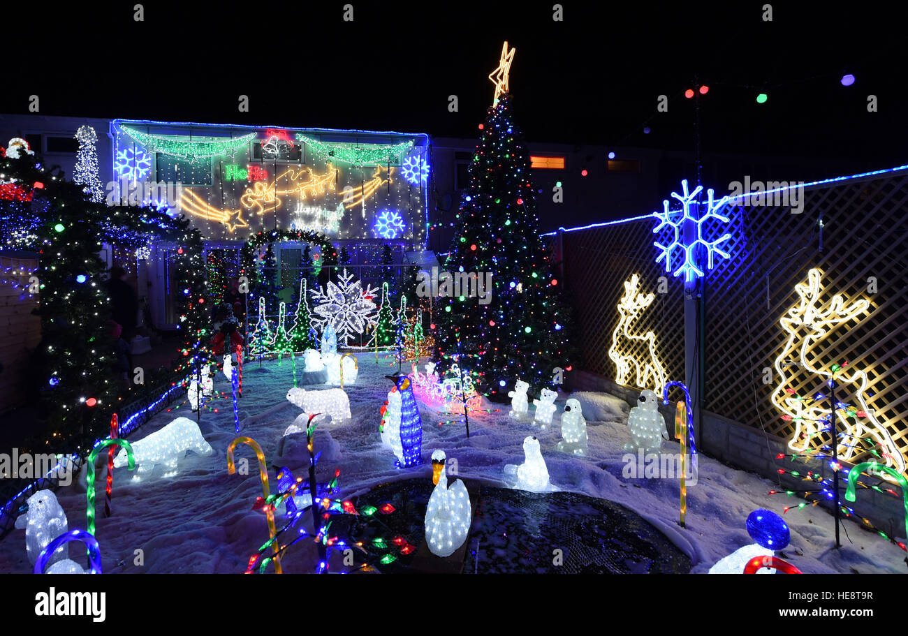 Le luci di Natale su una casa in Birmingham. Foto Stock