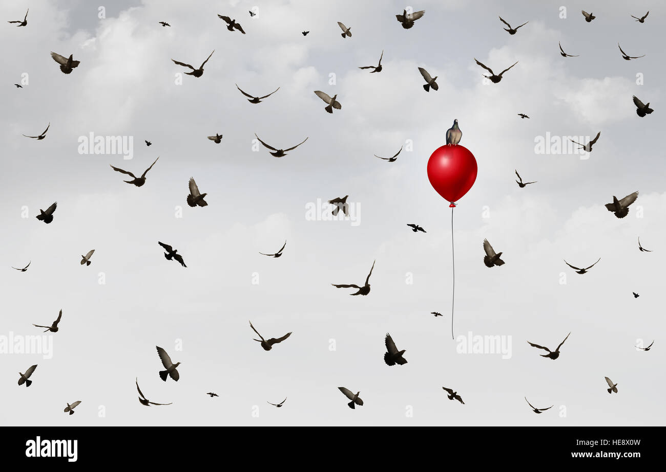 Concetto di innovazione come un gruppo di uccelli in volo in confusione con un singolo uccello salendo su un palloncino rosso come un successo e metafora di leadership Foto Stock