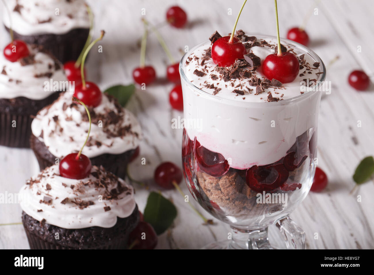 Il dessert ciliegia foresta nera e tortine su una tavola di close-up orizzontale. Foto Stock