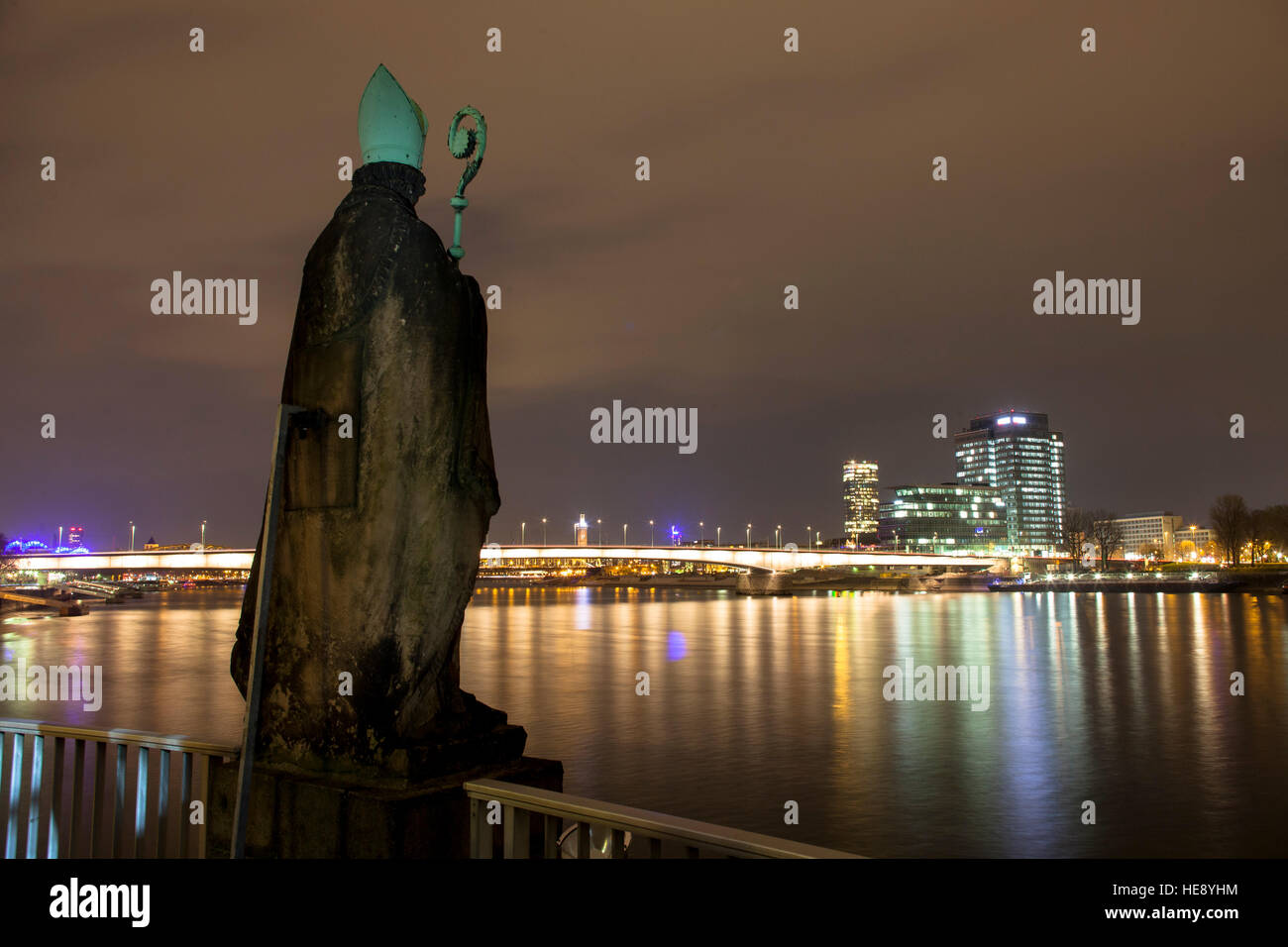 Germania, Colonia, San Nicolò statua a Rheinau Harbour, vista sul fiume Reno al quartiere Deutz Foto Stock