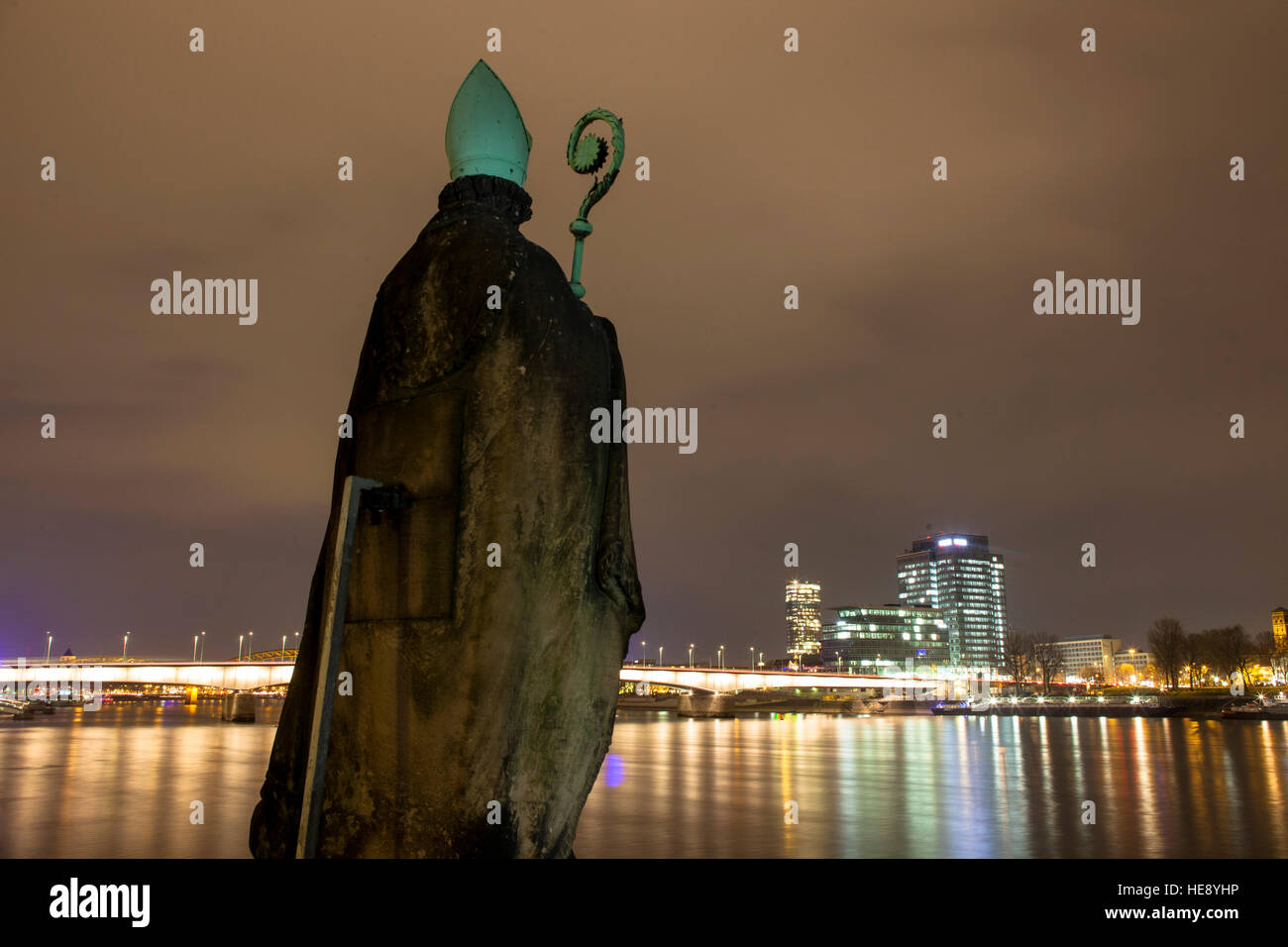 Germania, Colonia, San Nicolò statua a Rheinau Harbour, vista sul fiume Reno al quartiere Deutz Foto Stock