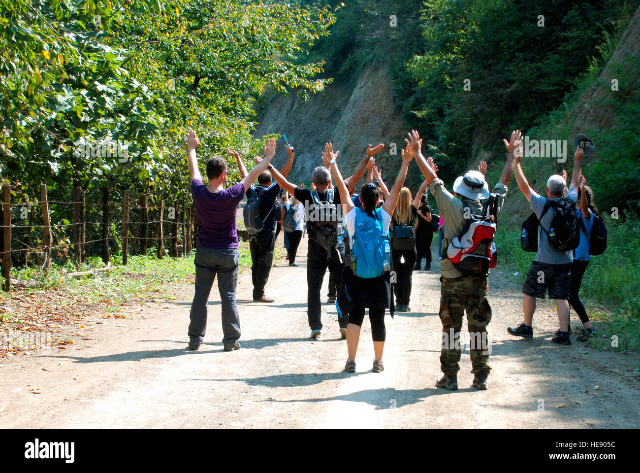 Escursionismo gruppo.Gli uomini e le donne nella natura durante le escursioni. Foto Stock