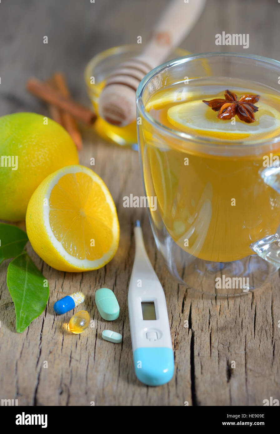 Termometro e tazza di tè, pillole, tè Foto Stock