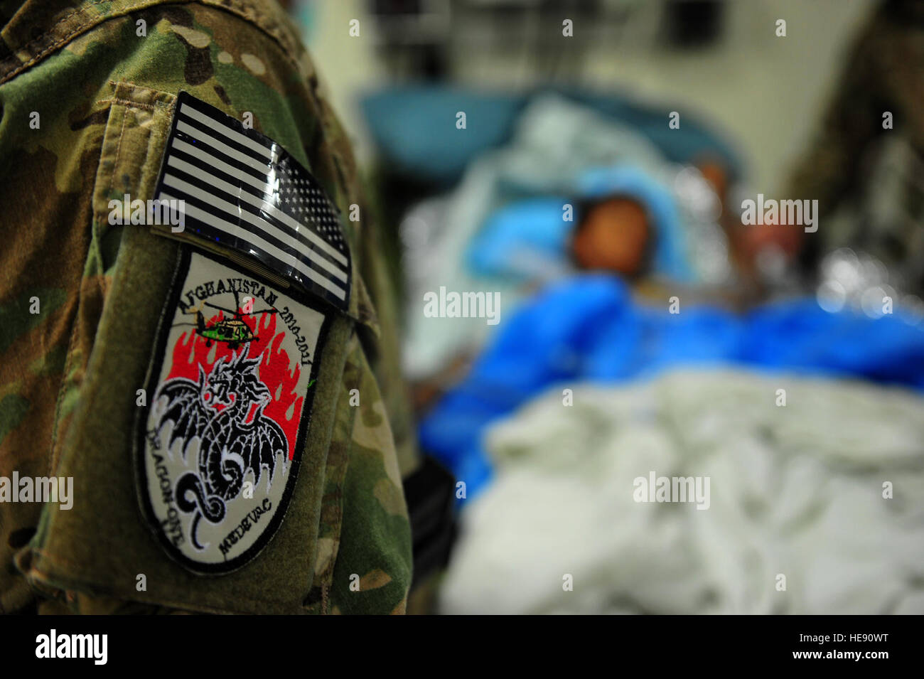 Lt. Col Derrick Willsey guarda come major Marion Foreman respiri per Roquia, un bambino afgano, Ottobre 10, 2011. Lt. Col Willsey è parte delle operazioni speciali team chirurgico, distribuito dal campo Hurlburt, Fl. Il team di SOST fornisce medicinali per le persone svantaggiate, fornire l'assistenza diretta del paziente e costruire relazioni con medici locali. Maggiori proto è un critical care infermiera con le operazioni speciali Critical Care Team di evacuazione, anche distribuito dal campo Hurlburt. (U.S. Air Force foto/SrA Placie Tyler) Foto Stock