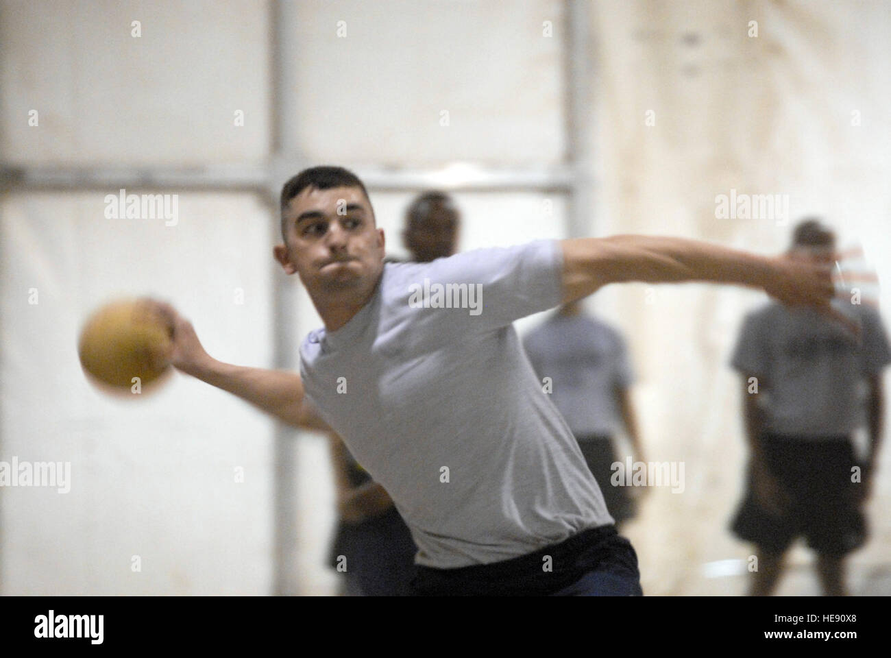Senior Airman Lee Davis getta una Dodge Ball 25 agosto, durante la prima mai i giochi di coalizione a Camp sommatore, Iraq. La Air Force team ha conquistato il primo posto nell'evento. La coalizione ha portato giochi insieme diverse squadre sportive da parte degli Stati Uniti Air Force, U.S. Esercito, U.S. Navy, gli australiani e i rumeni a competere per il vantarsi dei propri diritti come il migliore sulla base. Gli Stati Uniti Air Force è uscito sulla parte superiore prendendo il primo posto in cinque eventi. Davis è un membro delle 407 comunicazioni Expeditionary Squadron ad ali di base dell'aria. Foto Stock