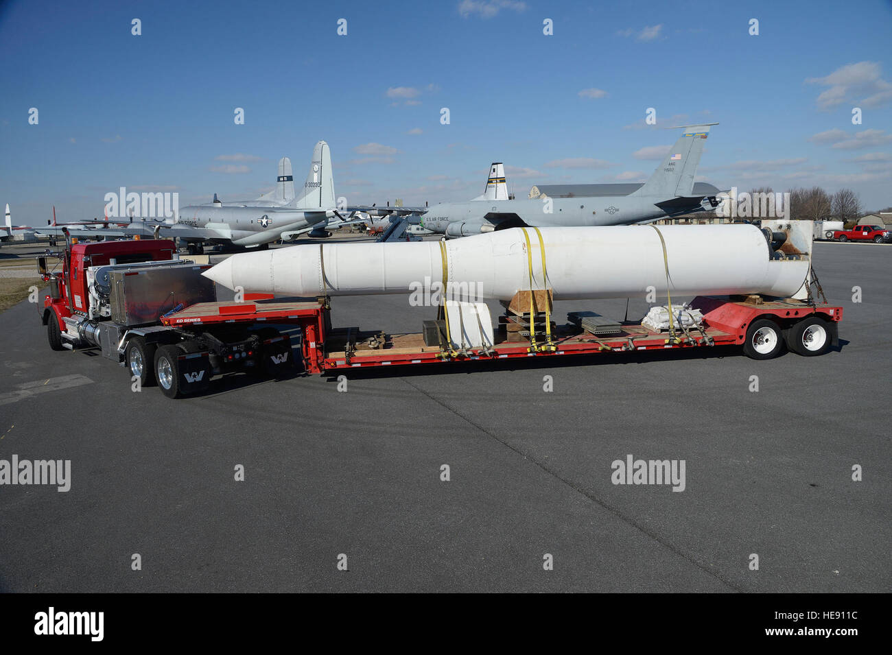 Un Minuteman Intercontinental missile balistico (missile intercontinentale) è consegnato all'Aria Mobilità museo di comando alla Dover Air Force Base, Del. a Gennaio 23rd, 2013. I missili a gittata intercontinentale inerte è stata spostata dalla sua precedente posizione di visualizzazione per aiutare a mostrare una delle famose missioni volato dal C-5una galassia. Durante questa famosa missione condotta su 24 ottobre 1974, C-5una serie #69-0014 aria-sceso un missile ICMB in altitudine che attivato con successo dopo la stabilizzazione durante un test di fattibilità del programma. Il missile intercontinentale sarà ripristinato e visualizzato accanto a C-5A 69-0014 nel prossimo futuro. Il museo è programmato per ricev Foto Stock