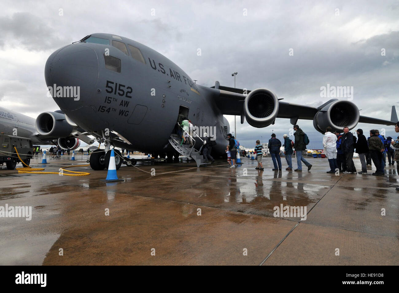 Folla Airshow prendere un aspetto di prima mano a C-17 Globemaster III al 2009 Australian Airshow internazionale 15 Marzo all aeroporto di Avalon, Australia. Il C-17, dal 535th Airlift Squadron da Hickam Air Force Base, Hawaii, era uno dei 11 Stati Uniti aerei militari che partecipano al airshow. Tech. Sgt. Cohen A. giovani) Foto Stock