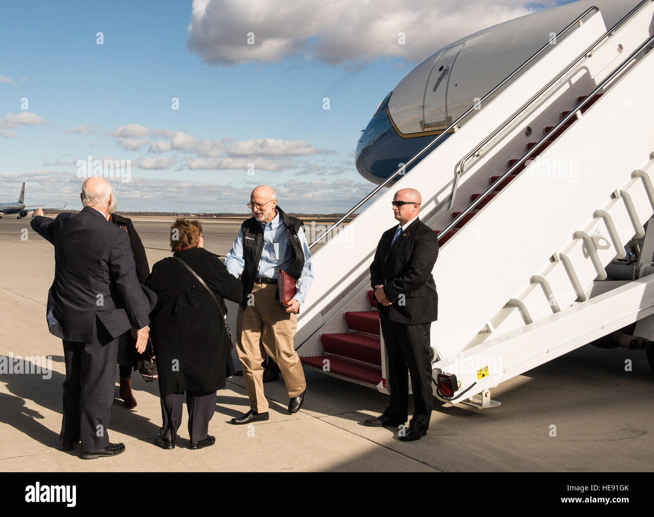 Alan Gross passi fuori un ottantanovesimo Airlift Wing C-32 dei taxi alla base comune Andrews, Md., Dic 17, 2014, che lo ha portato al suo ritorno da cinque anni di prigionia a Cuba. Arrivò con la moglie e altri, e presto è stato salutato dal Segretario di Stato John Kerry. Master Sgt. Kevin Wallace/ con consenso di Jill Zuckman) Foto Stock