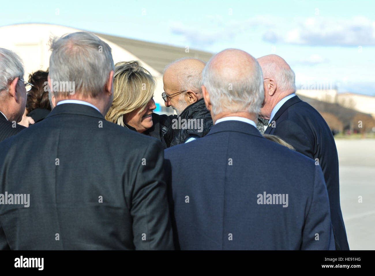 Alan Gross abbraccia una cerchia di amici e parenti che erano in attesa del suo ritorno da cinque anni di prigionia a Cuba alla base comune Andrews, Md., Dic 17, 2014. Al lordo è arrivato con sua moglie e altri, e presto è stato salutato dal Segretario di Stato John Kerry. Master Sgt. Kevin Wallace/ con consenso di Jill Zuckman) Foto Stock