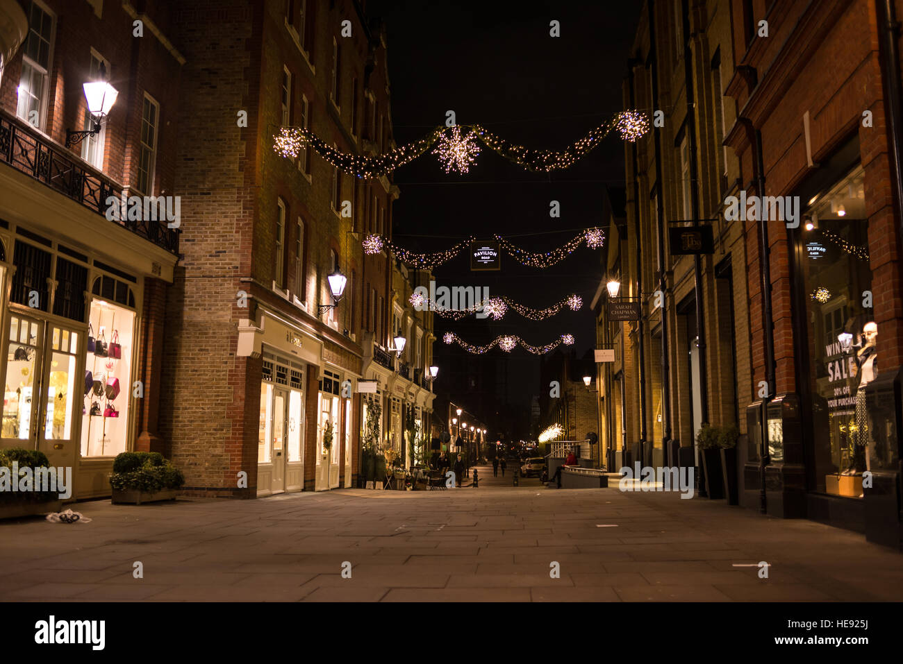 Vista notturna del pedone fine del Pavilion Road con luce di Natale decorazioni e vetrine in Chelsea Foto Stock