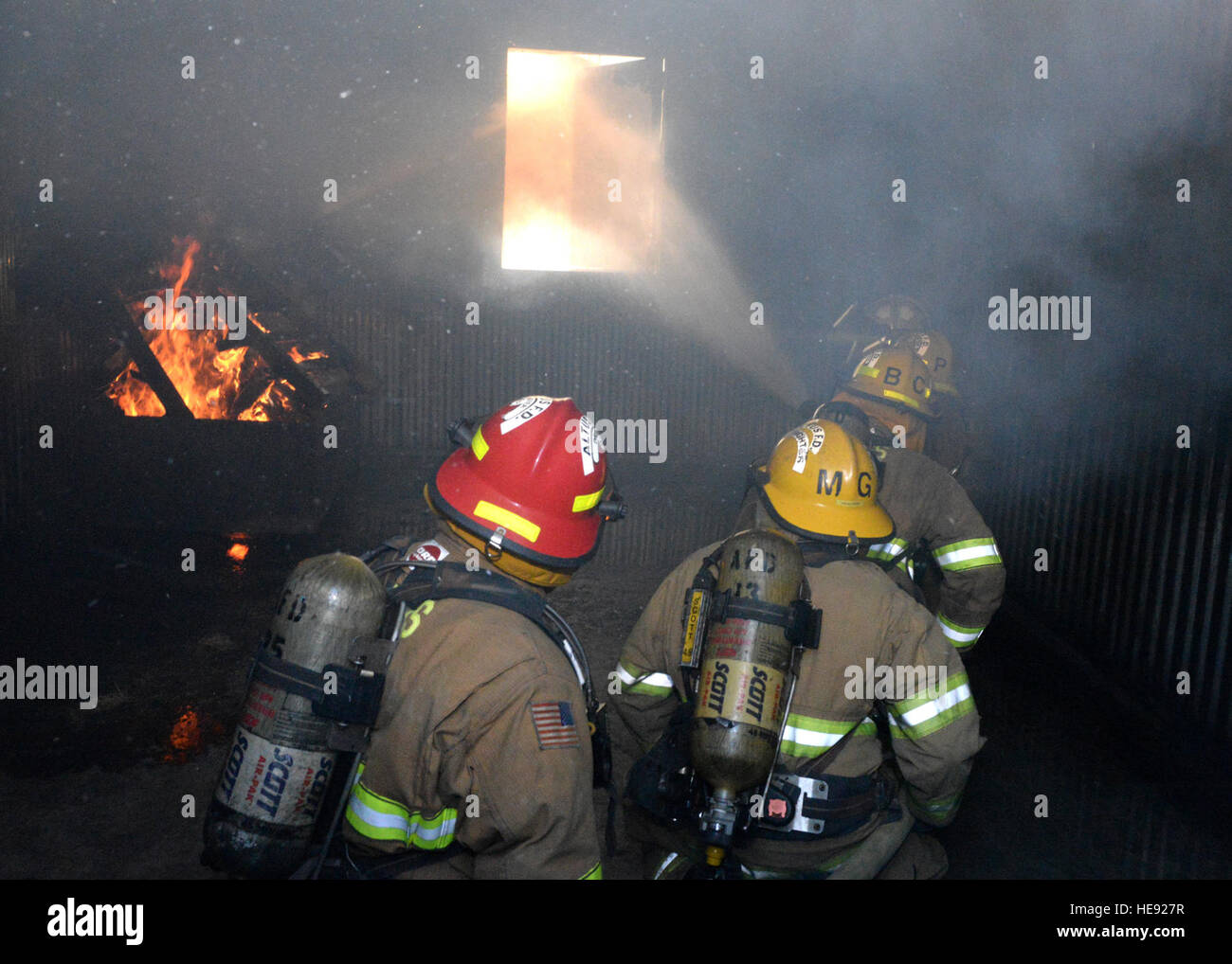 I vigili del fuoco di Altus conducono la ventilazione idraulica durante l'addestramento strutturale al fuoco in tempo reale per rimuovere fumo e calore da una stanza utilizzando spruzzi d'acqua. Foto Stock