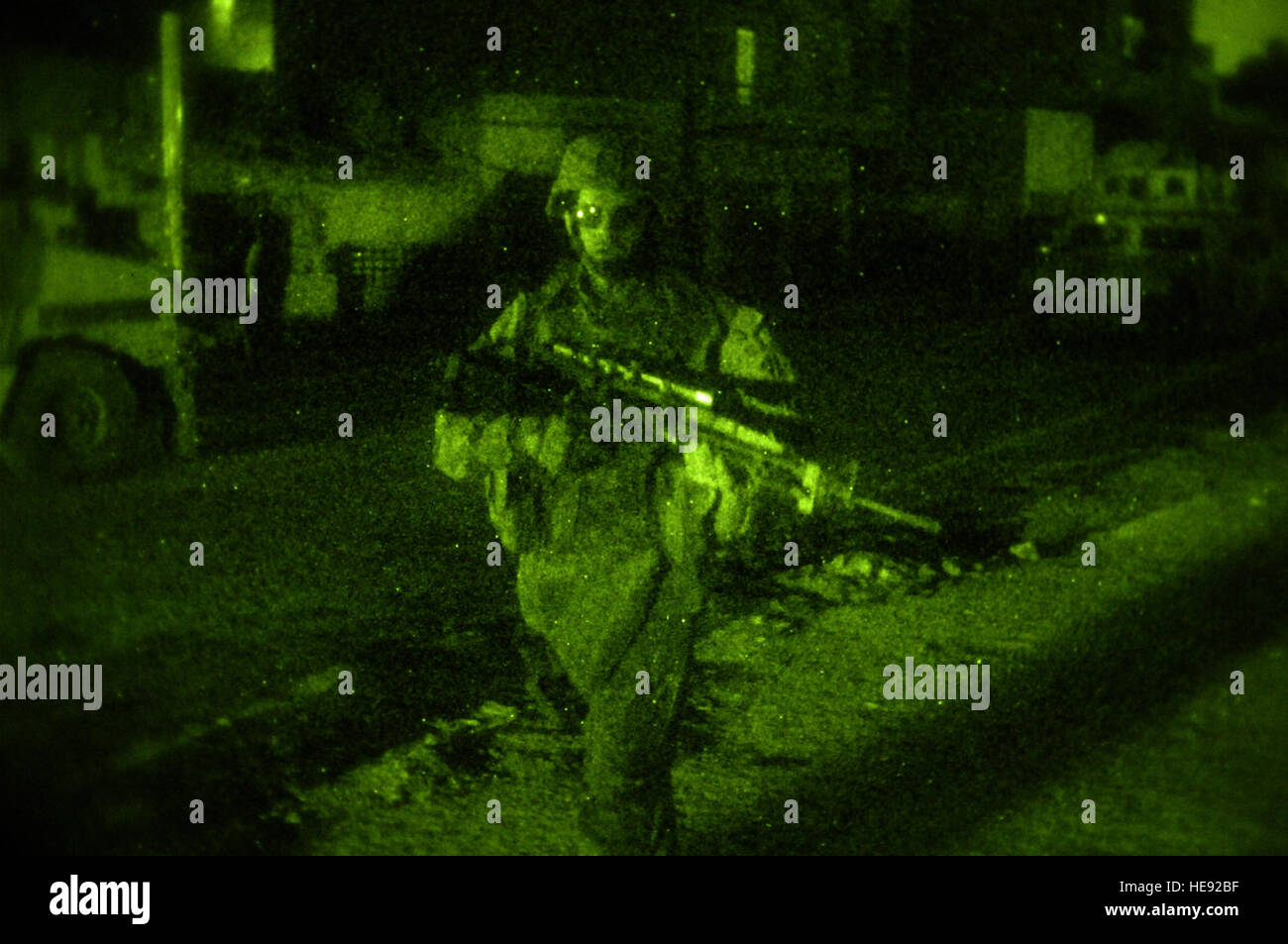 Stati Uniti Il personale dell'esercito Sgt. Deaton, 2° plotone, Delta Company, 2 bracci combinato battaglione, sessantanovesima Armor reggimento, Fort Benning, Ga., esegue la scansione della zona durante una pattuglia di Al Jadida, Baghdad, Iraq, 14 gennaio 2008. La presenza delle pattuglie sono progettati per scoraggiare le attività di nemico di notte. (U.S. Air Force foto/Staff Sgt. Jason T. Bailey) Foto Stock
