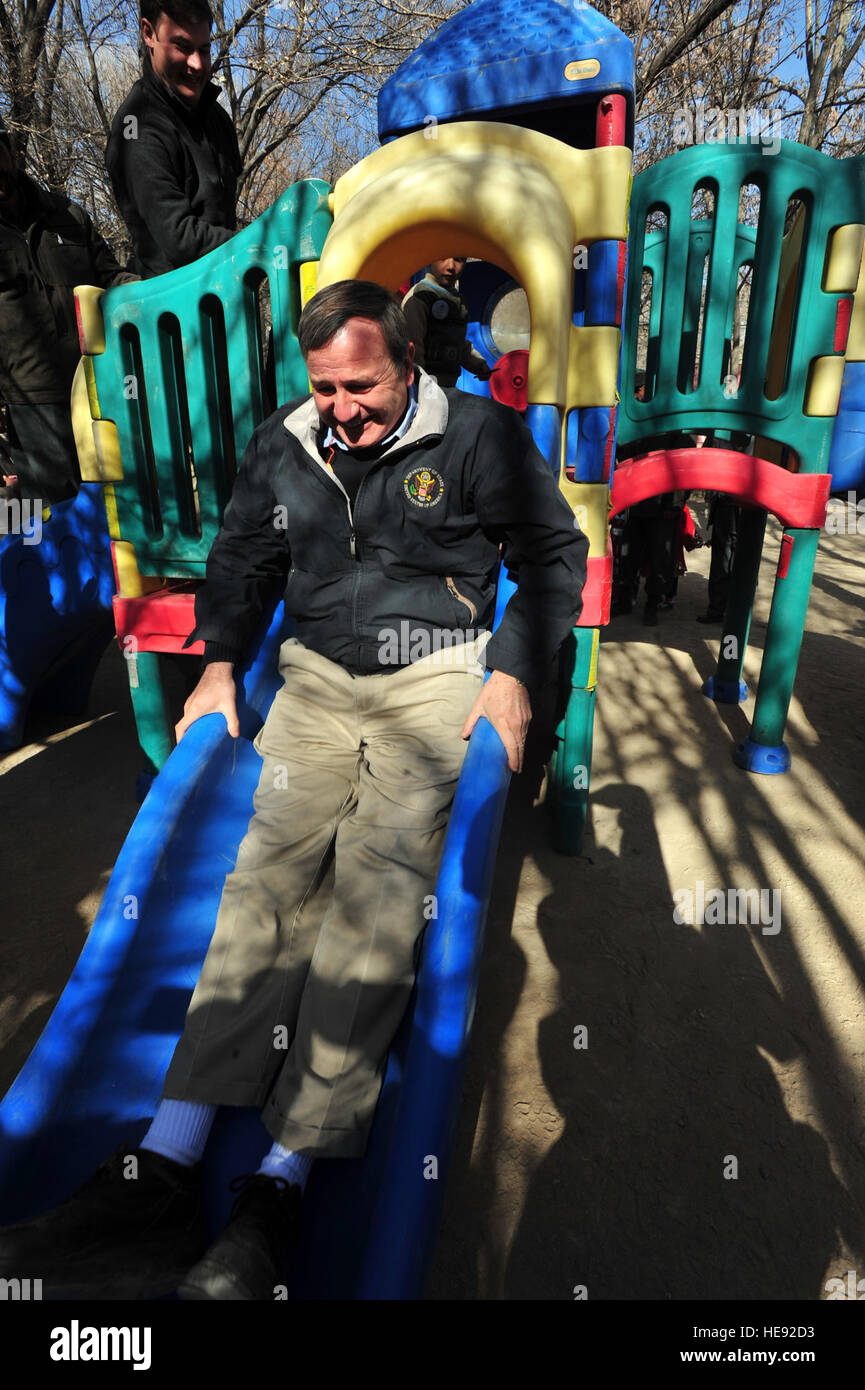 Provincia di Ghazni, Afghanistan - Karl Eikenberry, U.S. Ambasciatore in Afghanistan, prende una corsa di prova sulla slitta durante il parco giochi dedizione alla città di Ghazni orfanotrofio di Ghazni, Afghanistan dic. 15. Il parco giochi è stato donato da amici e familiari di USDA advisor Tom "Big Daddy" Stefani, che è stato ucciso in azione da una improvvisata dispositivo esplosivo in Ghazni in ottobre 2007. Durante il suo tempo di Ghazni, Stefani ha lavorato con la Direzione generale dell' agricoltura, bestiame e irrigazione e Texas agro-alimentare del team di sviluppo di creare piani per l'allevamento di pollame strutture, tree farm e uva migliorata Foto Stock